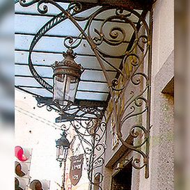 Ferroller marquesina de fachada con cristal